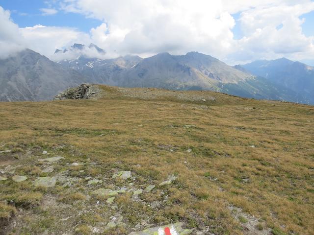 über den nun einfachen Wanderweg, verlieren wir rasch an Höhe