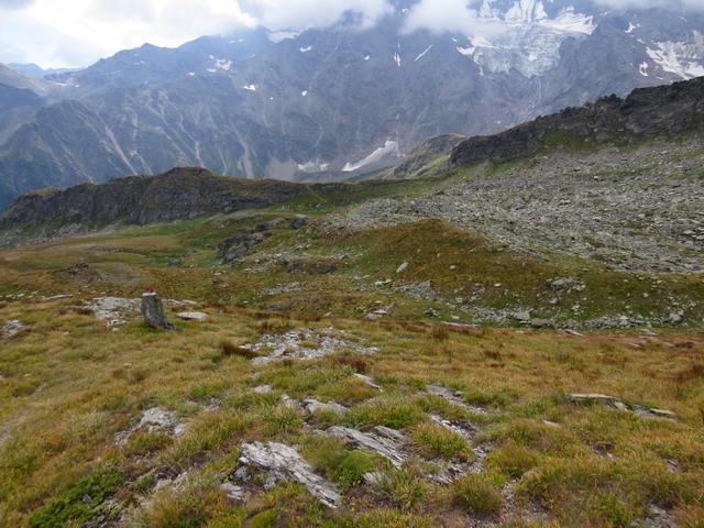 direkt vor uns die kleine Furche bei der Geländestufe von Galu