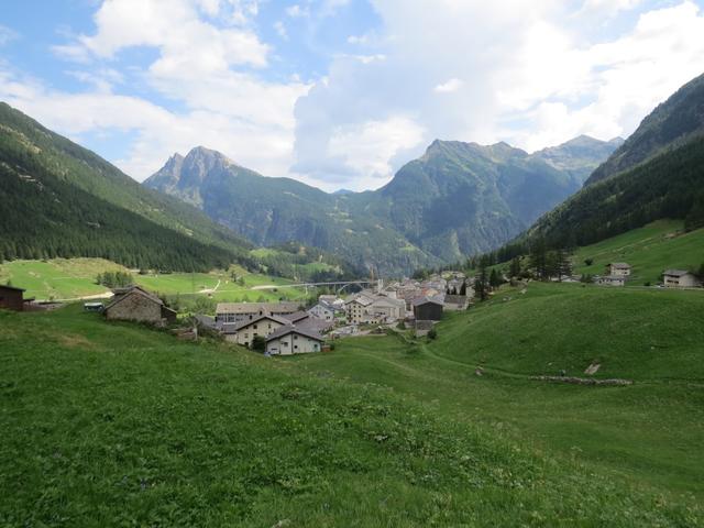 vor uns taucht Simplon Dorf auf