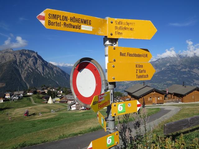 Wegweiser bei der einzigen Fahrstrasse von Rosswald. Hier ist der Simplon-Höhenweg nach rechts ausgeschildert