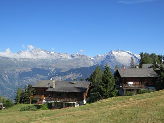 der Wanderweg führt uns durch die verstreut liegenden Ferienhäuser. Was für eine schöne Aussicht