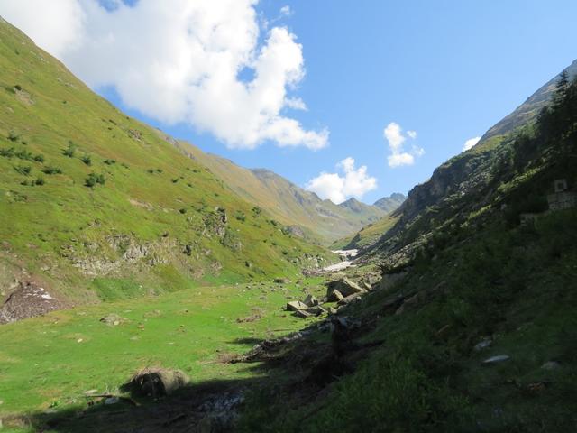 wir überqueren den Steinubach, der ganz hinten im Tal am Steinugletscher entspringt...