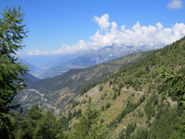 was für eine Aussicht! Blick in das Rhonetal, auf die Simplonpassstrasse und rechts auf die Gibjeri Suone