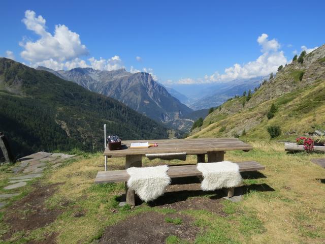 oben bei der schmucken Bortelhütte geniessen wir die Mittagsrast...