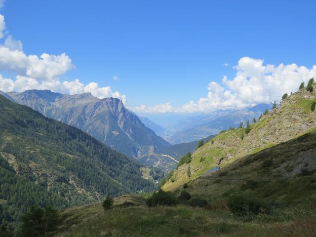 während dem Abstieg bestaunen wir die Aussicht ins Rhonetal. Sie reicht bis in die französischsprachige Region des Kantons