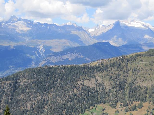 Blick nach Rosswald und dahinter in die Walliser- und Berner Hochalpen