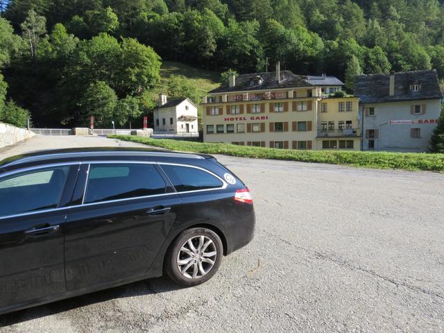 mit dem Auto über die Simplonpassstrasse nach Gabi. Beim Parkplatz direkt beim Hotel Gabi haben wir das Auto parkiert