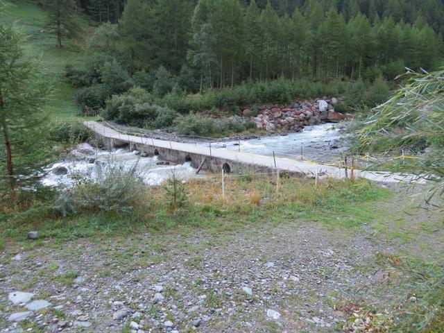 ...und überqueren die Laggina auf einem Betonbrücklein