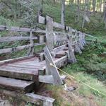 über eine Holzbrücke überqueren wir das erste mal den Bach, der uns weiter begleiten wird