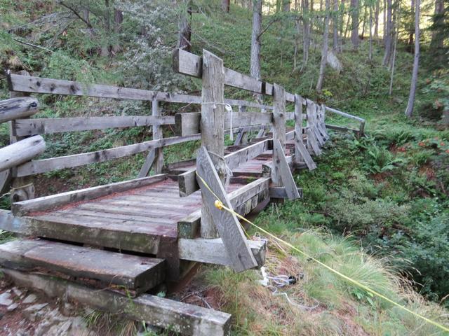 über eine Holzbrücke überqueren wir das erste mal den Bach, der uns weiter begleiten wird