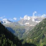 ...und öffnet den Blick Richtung ins Laggintal mit Tossenhorn, Tälligletscher, Tällihorn und Weissmies mit Gletscher