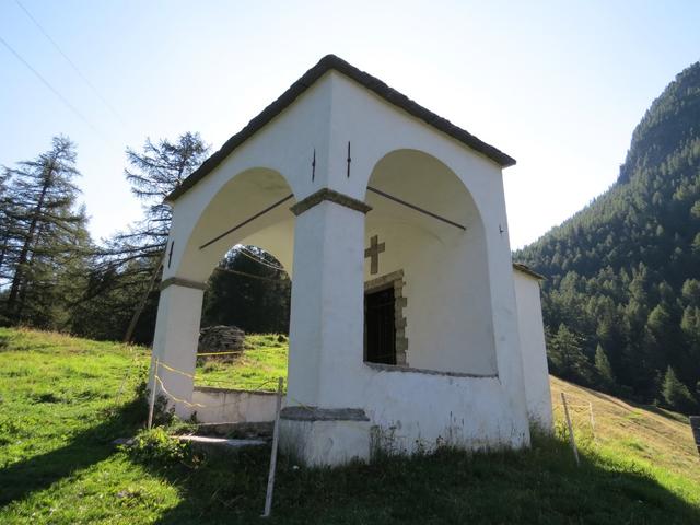 an einer Kapelle ca. 1560 m.ü.M. vorbei,...