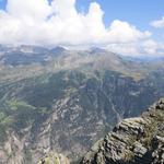 wir blicken auf die andere Talseite nach Piäneza und Alpje. Sofort kommt uns die sehr schöne Wanderung in den Sinn