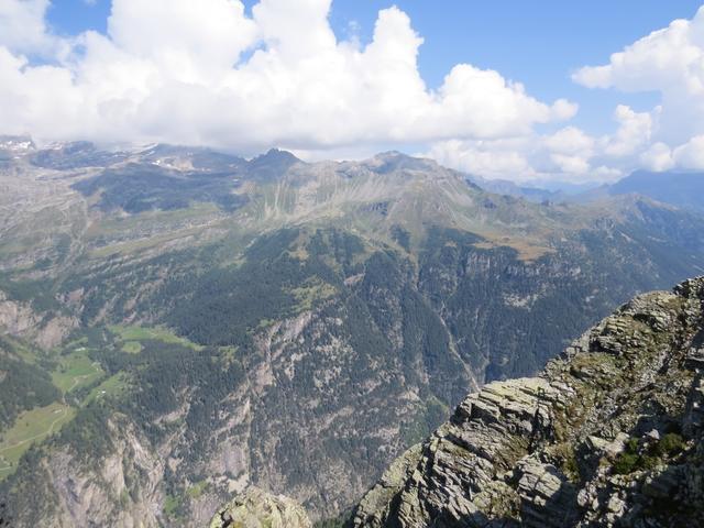 wir blicken auf die andere Talseite nach Piäneza und Alpje. Sofort kommt uns die sehr schöne Wanderung in den Sinn