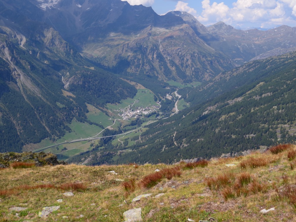 faszinierender Tiefblick nach Simplon Dorf