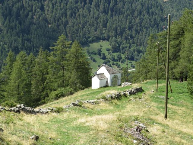 vorbei an der Kapelle geht es weiter abwärts