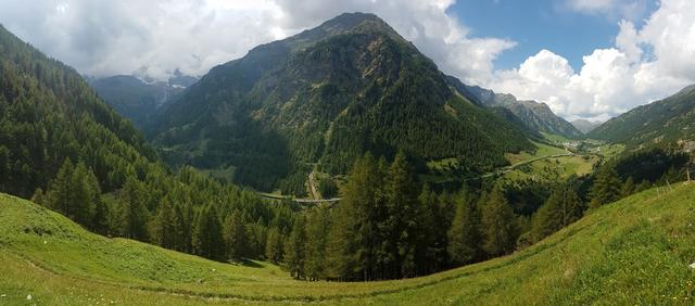 schönes Breitbildfoto mit Blick ins Laggintal und Simplon