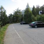 hier beim Parkplatz von Rosswald verlassen wir den steilen Weg und biegen links ab
