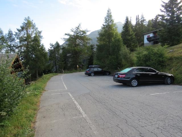 hier beim Parkplatz von Rosswald verlassen wir den steilen Weg und biegen links ab