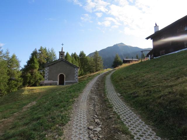 ...und erreichen die kleine linkerhand ersichtliche Kapelle von Rosswald 1942 m.ü.M.