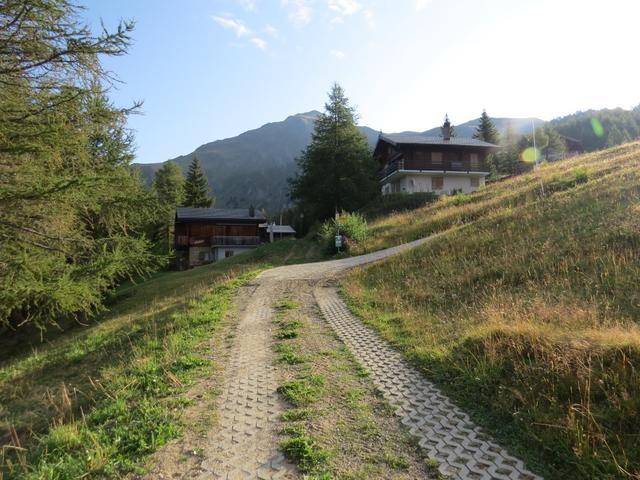 wir wandern an der Kapelle und an den letzten Häuser von Rosswald vorbei...