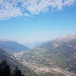 Blick ins Rhonetal und nach Brig. Links der Illhorngraben. Rechts das Bietschhorn