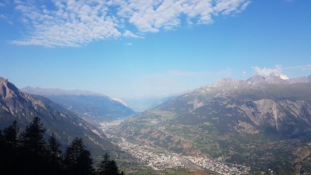 Blick ins Rhonetal und nach Brig. Links der Illhorngraben. Rechts das Bietschhorn