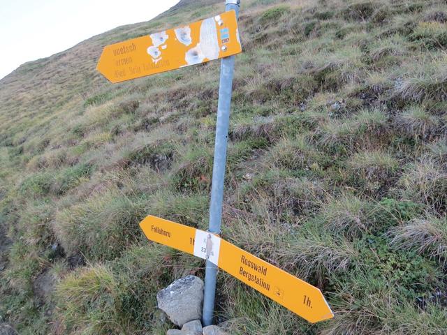 Wegweiser bei Chläna 2351 m.ü.M.