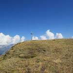der Gipfel des Folluhorns 2655 m.ü.M. mit seinem kleinen Gipfelkreuz ist erstaunlich flach