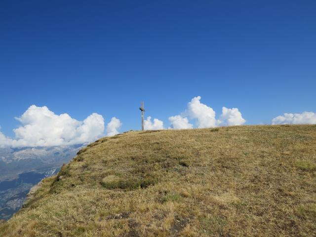 der Gipfel des Folluhorns 2655 m.ü.M. mit seinem kleinen Gipfelkreuz ist erstaunlich flach