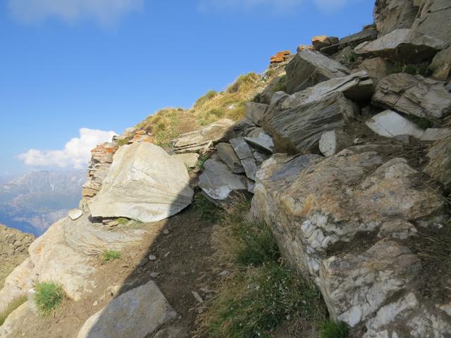 ...und führt über schräg liegende Steinplatten die oft rutschig sind