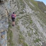 der Wanderweg biegt nach Nordosten ab, und durchquert die steile Bergflanke