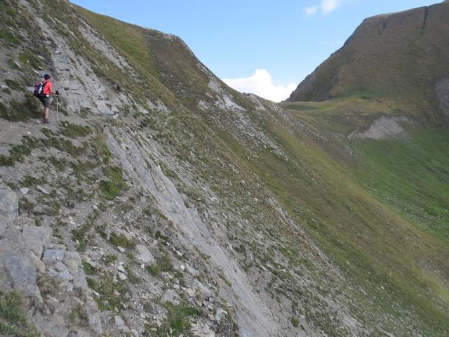 trittsicher sollte man sein wen man zur Einsattelung zwischen dem Fülhorn und Chleine Huwetz wandert