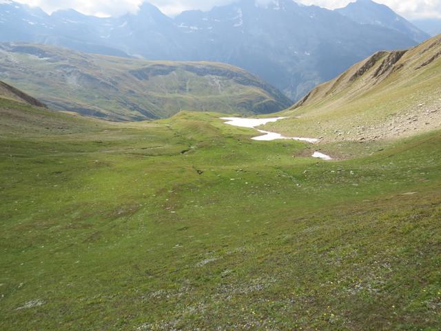 bei der Einsattelung 2646 m.ü.M. blicken wir hinunter zu den Weiden von Chleini Öügstchumma
