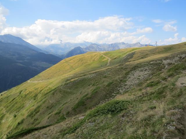 bei Punkt 2283 m.ü.M. erreichen wir die ersten Anlagen vom Skigebiet