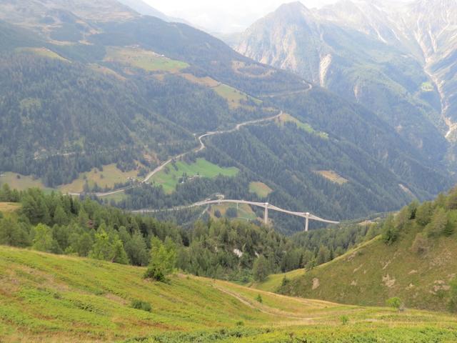 Tiefblick zur Simponpassstrasse mit der Ganterbrücke