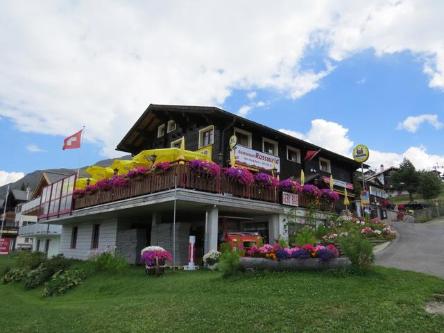 auf der Terrasse des Restaurant Rosswald geniessen wir einen kühlen Weisswein der Region..