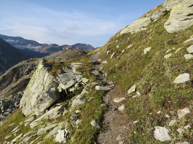 während dem Wandern betrachten wir den Furkastock mit seiner Militäreinrichtung