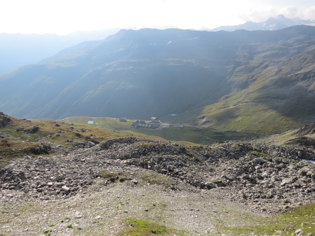Blick hinunter zum zurückgelegten Weg und zu den Militärbaracken bei Galenböden mit dem Parkplatz
