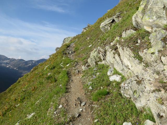 vor dem Grat mutiert der Wanderweg zu einem Bergweg