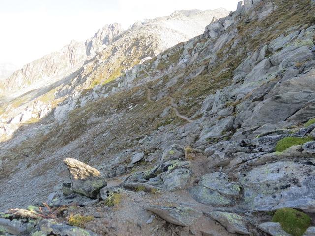 der Bergpfad biegt nun rechts ab und führt links vom Grat durch eine Flanke