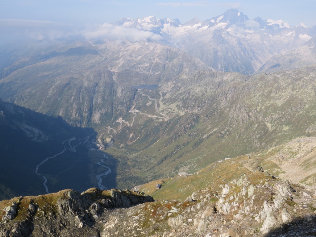 die Aussicht auf die Grimselpassstrasse und den gleichnamigen Pass ist atemberaubend