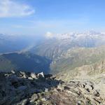 was für ein Ausblick. Das Goms, die Grimselpassstrasse und das Grimselgebiet unter unseren Füssen