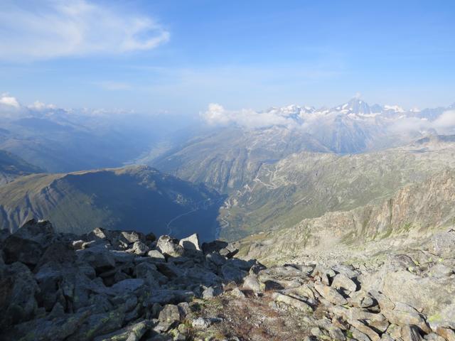 was für ein Ausblick. Das Goms, die Grimselpassstrasse und das Grimselgebiet unter unseren Füssen