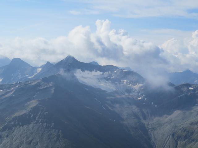 Blick zu den Muttenhörner mit Muttgletscher