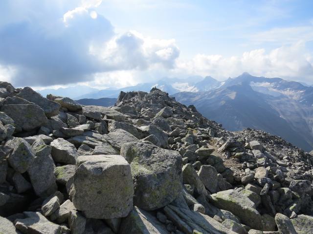 ein bisschen Erfahrung auf Blockschutt und Geröll zu wandern ist hier von Vorteil