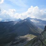 Blick hinunter zum Furkastock und dahinter zu den Muttenhörner, Gross Leckihorn, Pizzo Rotondo usw.