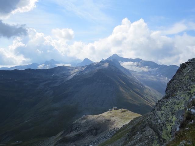 Blick hinunter zum Furkastock und dahinter zu den Muttenhörner, Gross Leckihorn, Pizzo Rotondo usw.