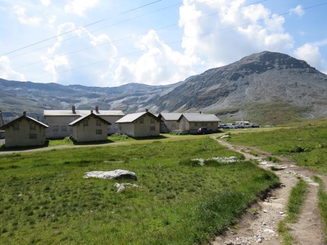 wir erreichen die Militärbaracken bei Galenböden und das Hotel Furkablick 2427 m.ü.M. eine sehr schöne Bergtour geht zu Ende