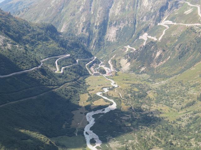 Blick vom Belvédère auf die Furkapassstrasse, die Rhone und rechts davon die Grimselpassstrasse